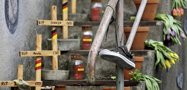 21 Menschen starben im  bei der Lovepa... zeigt die Gedenksttte fr die Opfer.  | Foto: dpa