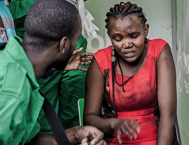 Eine verletzte Frau erhlt rztliche Hilfe.  | Foto: AFP