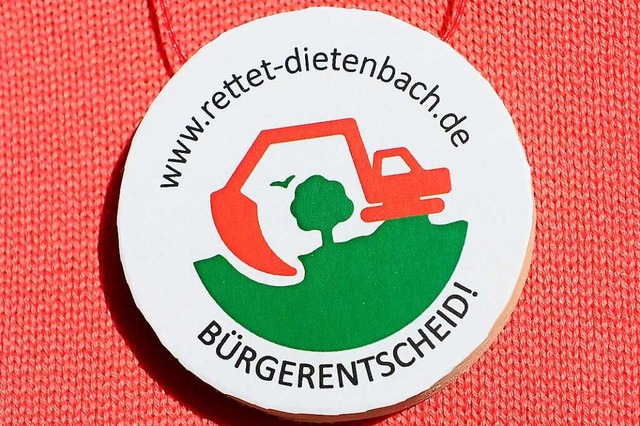 Ein Button der Initiative &#8222;Rettet Dietenbach&#8220;.  | Foto: Ingo Schneider