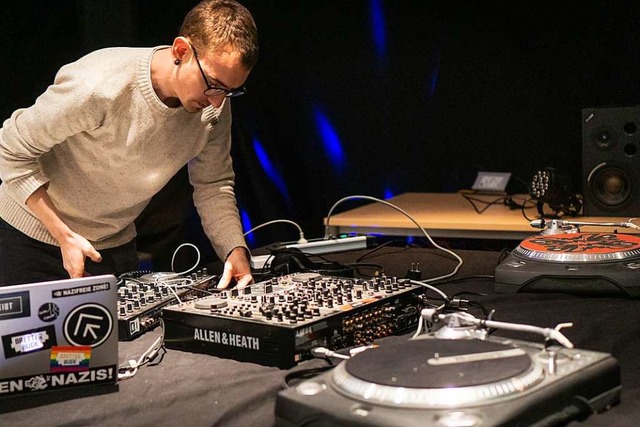 Aufbau von Equipment fr einen DJ-Workshop:  Sven Weis in den Vereinsrumen.  | Foto: Simon Langemann