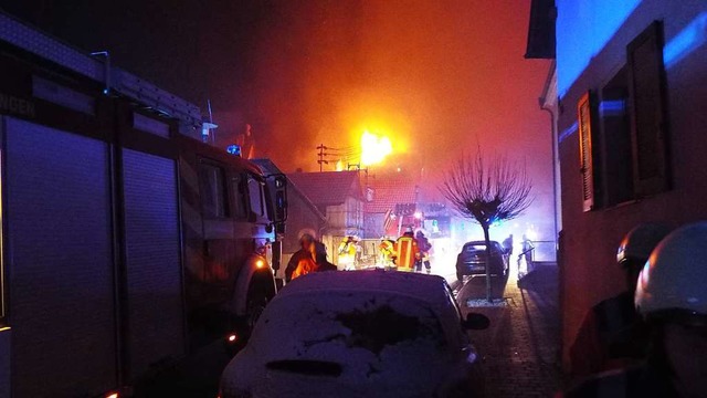 Voll in Flammen stand ein Wohnhaus an ...den frhen Morgenstunden des Samstags.  | Foto: Feuerwehr Kenzingen