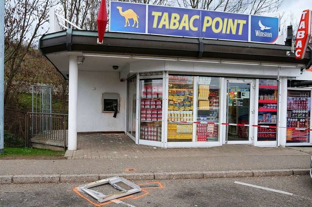 Durch die Sprengung des   Geldautomate...aten liegt vor dem Shop auf dem Boden-  | Foto: Patrick Kerber