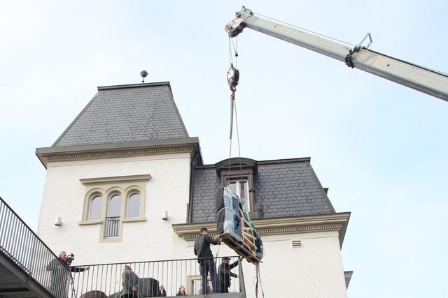 Laufenburg hat jetzt einen Steinway-Flgel – ein Kran hievte ihn ins Schlssle