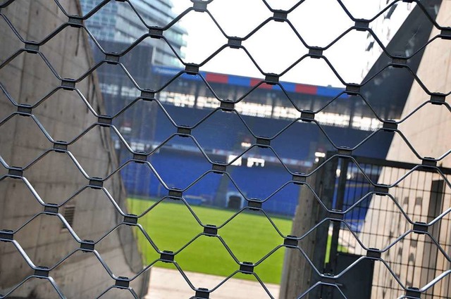 Immer mehr  mssen drauen bleiben: Di...Polizei verhngte mehr Stadionverbote.  | Foto: Daniel Gramespacher