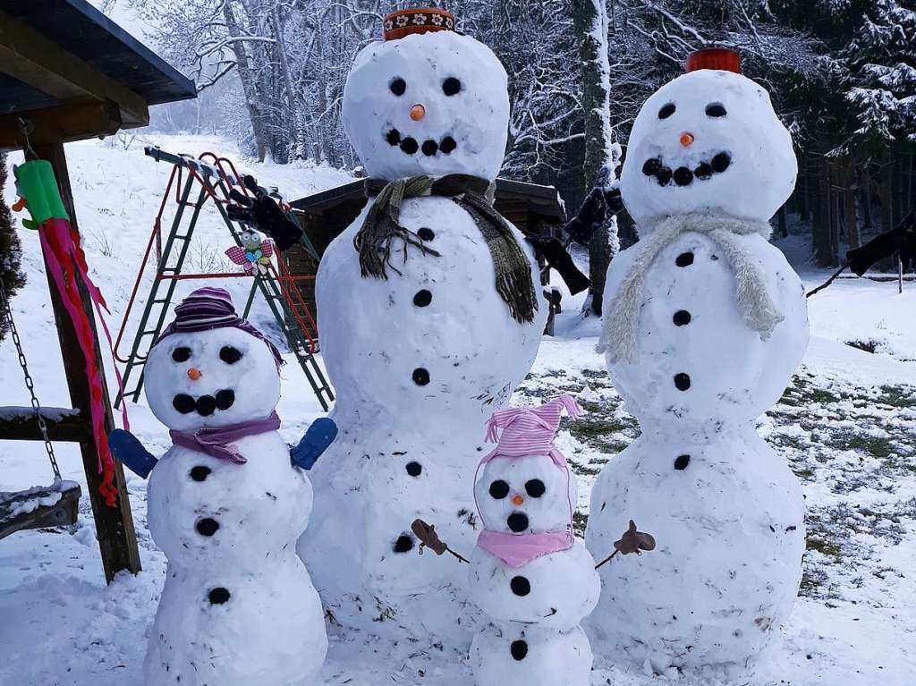 In Titisee-Schwrzenbach entstand diese Schneemann-Familie.