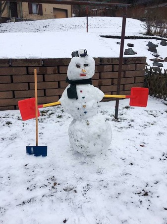 Samuel, Ronja und Nele Haury haben in Lenzkirch diesen Schneeschaufel-Schneemann gebaut.