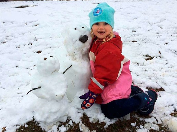 Josephine hat gemeinsam mit Cedric in Hinterzarten nicht nur einen Schneemann, sondern sogar noch einen Eisbren gebaut.