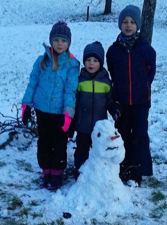 Jona, Elena und Noah haben in Kirchhofen diesen Schneemann geschaffen.