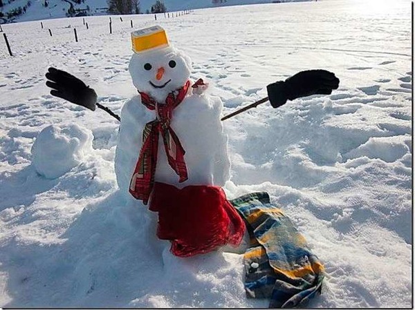 Auf dem Schauinsland ist dieser freundliche Schneemann zu Hause. Damit er nicht friert, hat er Handschuhe und Schal bekommen.