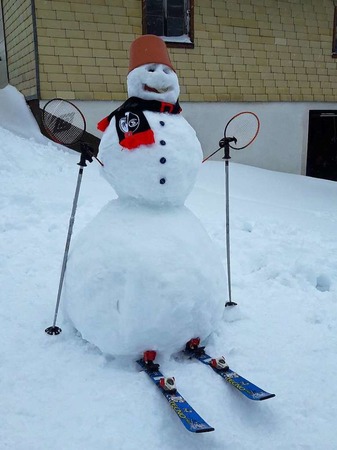 Als echter St. Mrgener kann dieser SC-Schneemann natrlich Ski fahren.