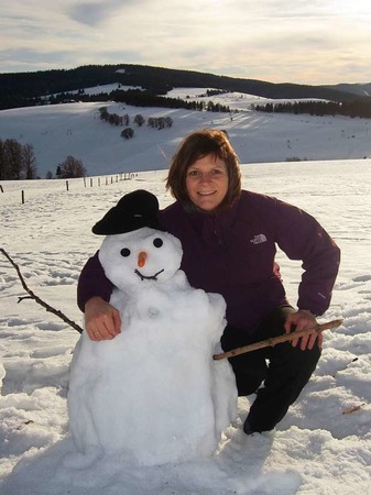 Vom Schauinsland grt Carola Siebrecht mit ihrem Schneemann
