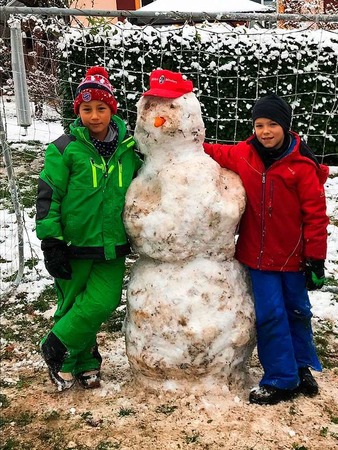 Lucas und Noah haben in Kirchzarten ihren Schneemann gebaut.