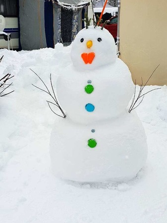 Im sterreich-Urlaub hat Familie Dufner aus Titisee-Neustadt einen Schneemann mit bunten Knpfen geschaffen.