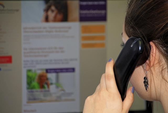 Viele Menschen suchen per Telefon Rat ...nsamkeit oder finanziellen Problemen.   | Foto: Symbolfoto: Andreas Ambrosius (dpa)