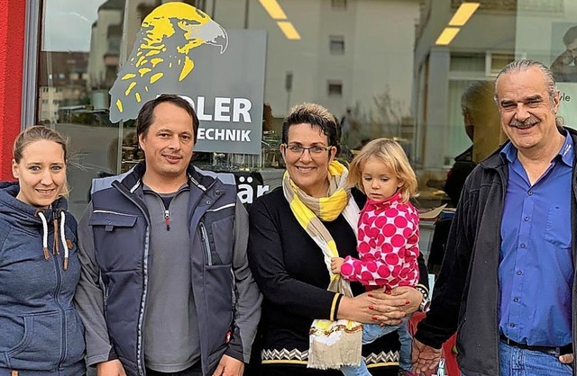 Die neuen und die alten Firmenchefs (v...isa mit Enkelin Zoey und Clemens Adler  | Foto: Firma Freter