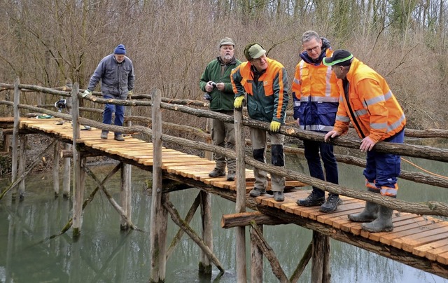 Ortstermin auf der erneuerten Holzbrc...hten mit den Brckenbauern die Arbeit.  | Foto: Roland Vitt