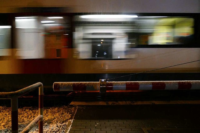 Die Schranke  am kleinen Bahnbergang ...n ist unten, eine S-Bahn fhrt vorbei.  | Foto: Peter Gerigk