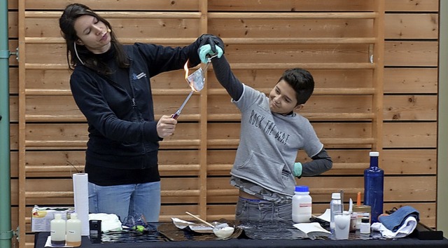 Esra Mandaci fhrt mit einem Grundsch...n Materialien vor Feuer schtzen kann.  | Foto: Lena Roser