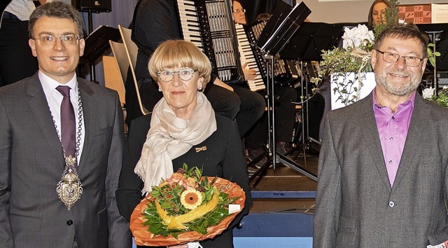 Brgermeister Thorsten Erny (von links...t Jahrzehnten kommunalpolitisch aktiv   | Foto: stadt