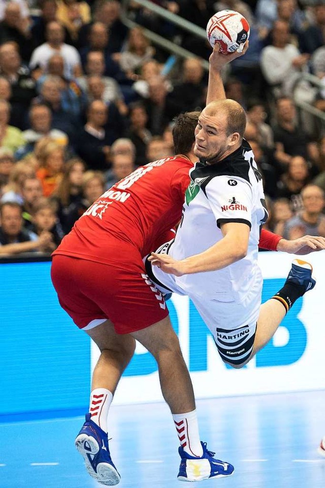 Paul Drux (rechts) hat den Dreh raus u... deutsche Handball-Nationalmannschaft.  | Foto: dpa