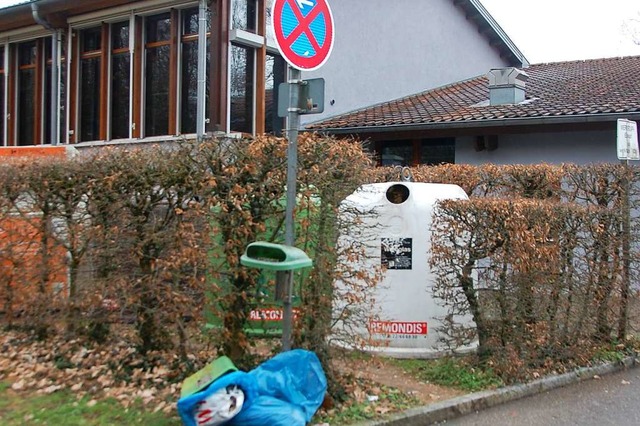 Bei den Glascontainern an der Altrhein...nnte auch von Veranstaltungen stammen.  | Foto: Herbert Frey