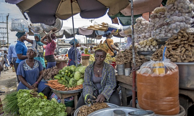 Nicht reich ist Ghana, aber auch  nicht ganz arm: Marktszene in Accra  | Foto: CRISTINA ALDEHUELA