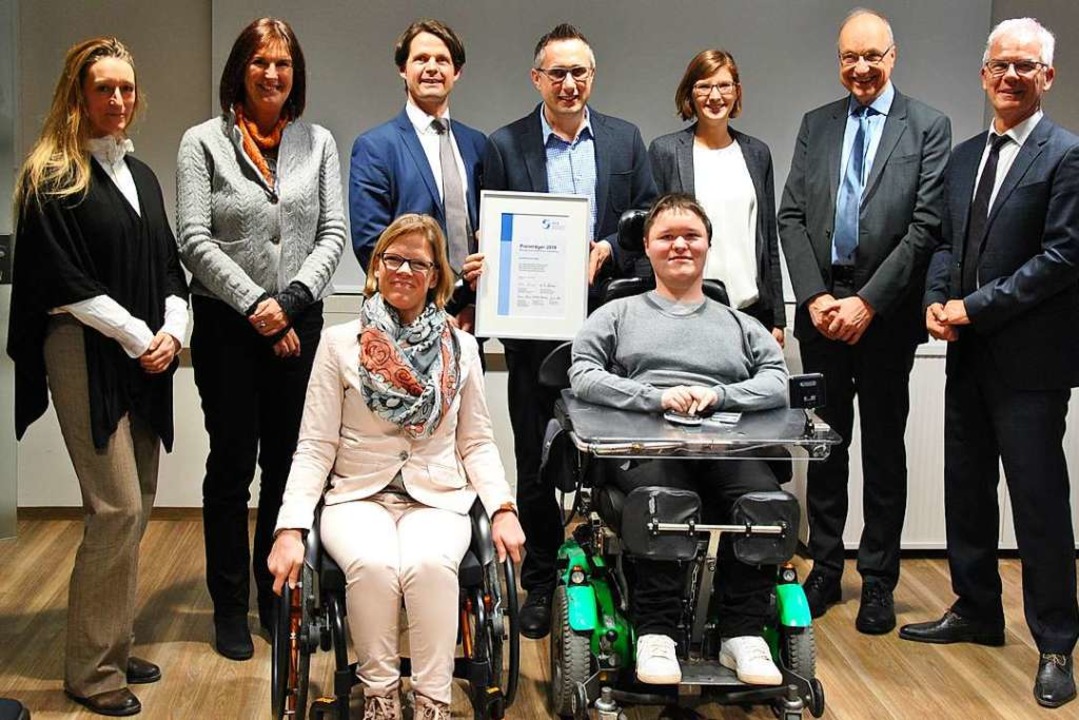 Die Firma Schler mit Auszeichnung (hi..., (vorne): Anke Dallmann und Nico Beck  | Foto: Ralph Fautz