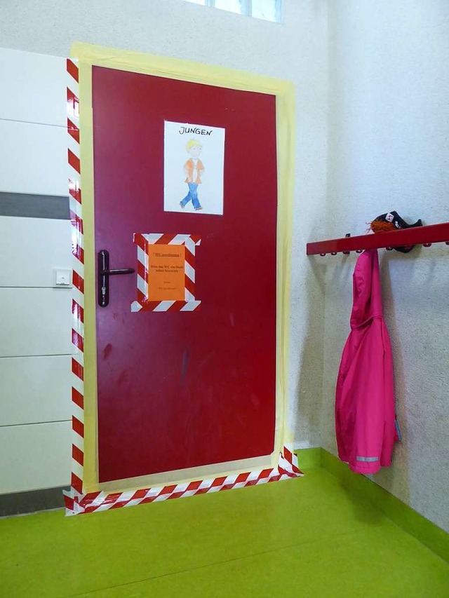 Gesperrt und gestankdicht verklebt ist die Jungentoilette im Erdgeschoss.   | Foto: Peter Stellmach