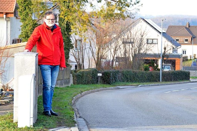 Unbefestigt und zu schmal: Peter Schal...er den Gehweg an der Lrracher Strae.  | Foto: Moritz Lehmann