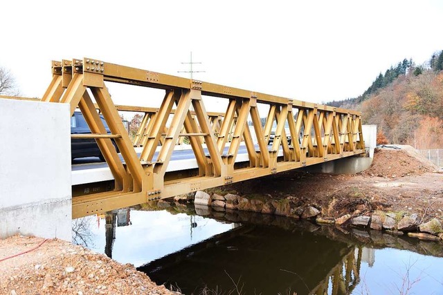 Auf der Behelfsbrcke bei Maulburg ist es bei Glatteis zu einem Unfall gekommen.  | Foto: Robert Bergmann