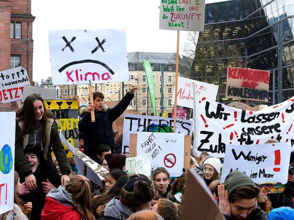 Schler demonstrieren in Freiburg gegen Klimapolitik