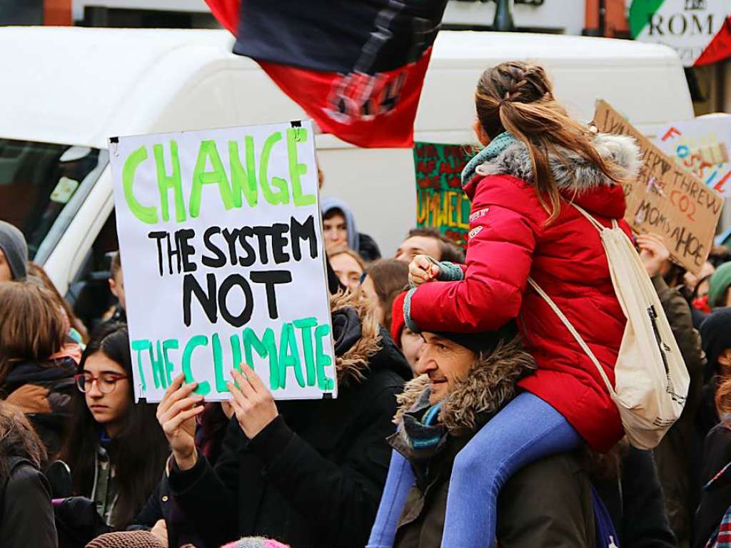 Tausende Schlerinnen und Schler demonstrieren in Freiburg fr den Klimaschutz