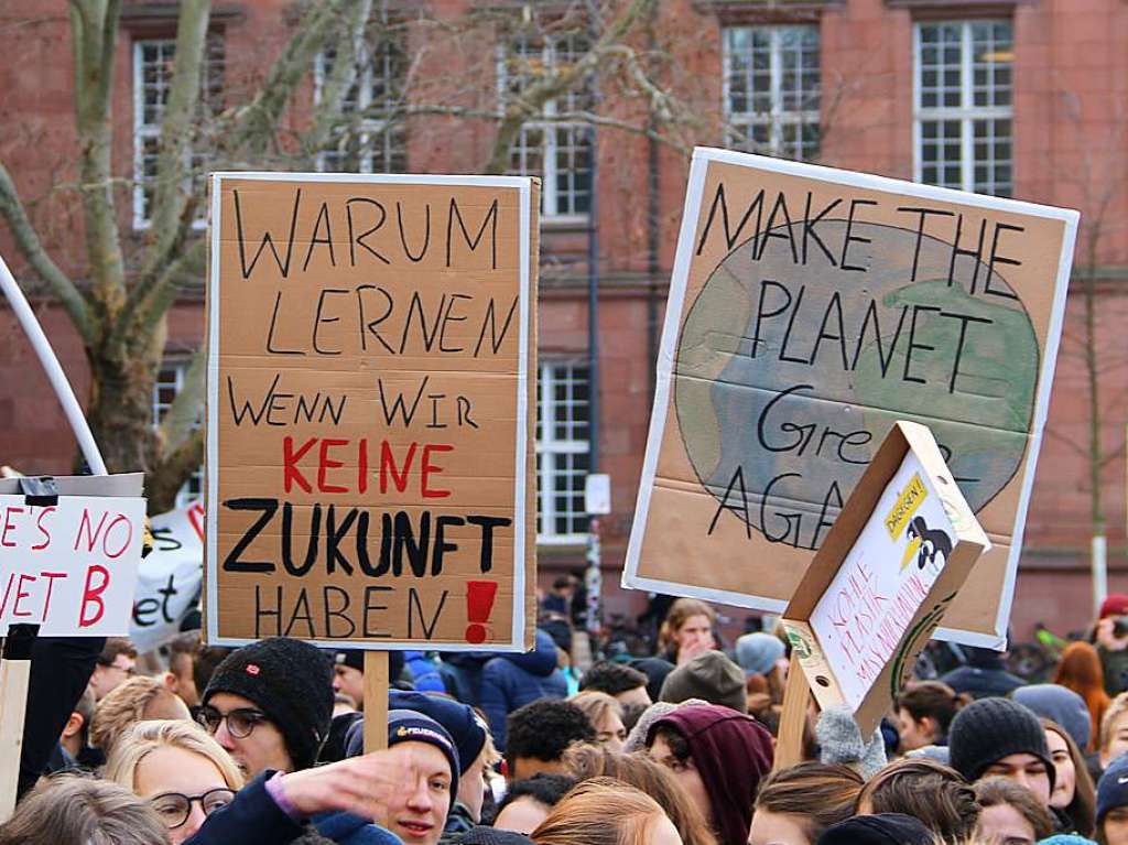 Tausende Schlerinnen und Schler demonstrieren in Freiburg fr den Klimaschutz