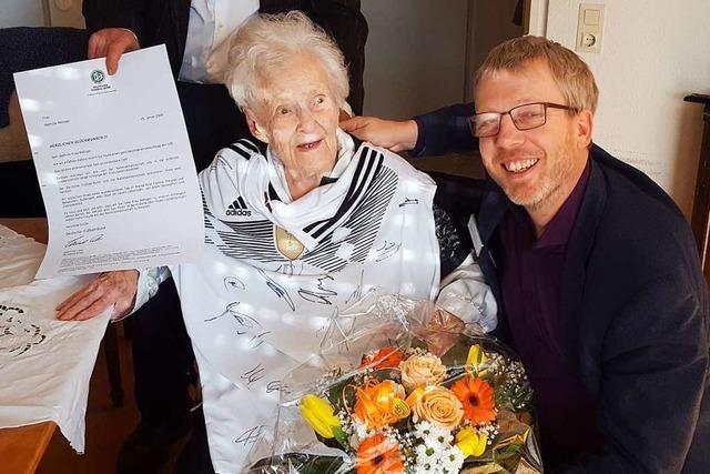 Zum 105. Geburtstag gab’s fr Mathilde Metzger ein Trikot der Nationalelf