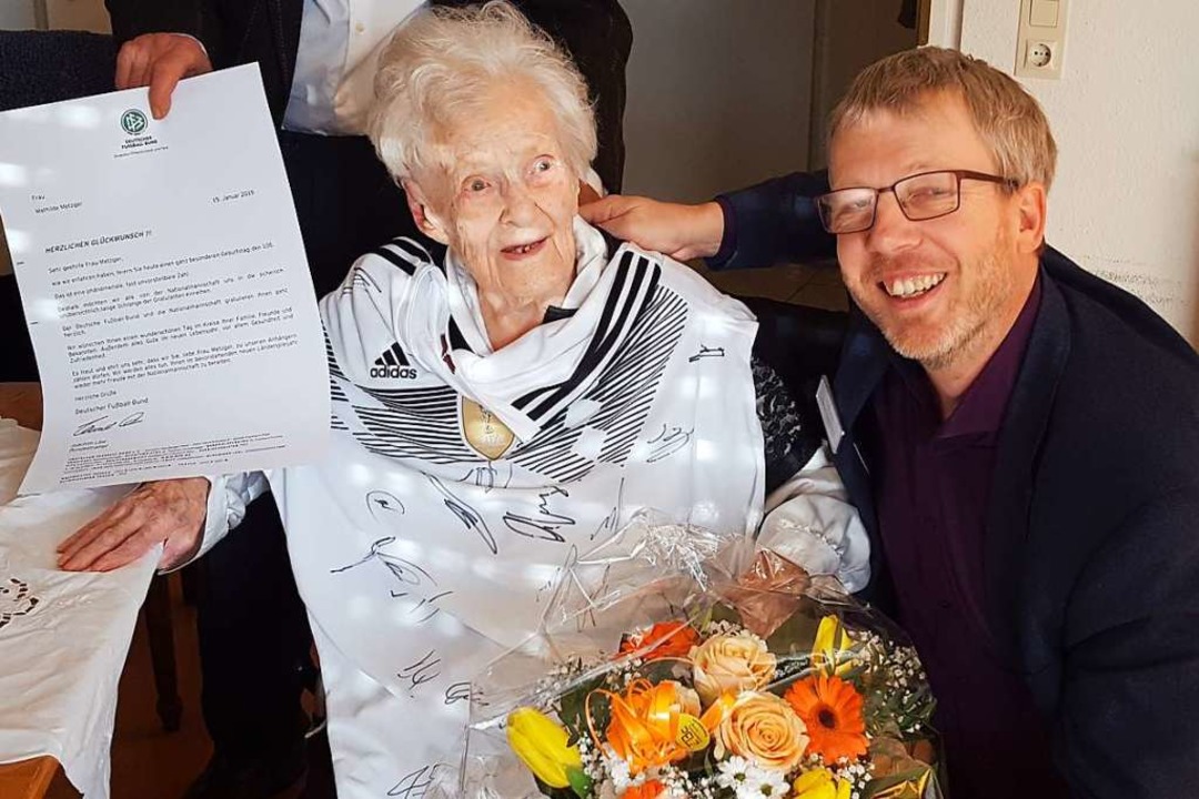 Zum 105. Geburtstag gab’s für Mathilde Metzger ein Trikot der
