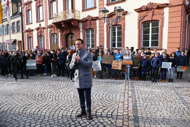 Oberbrgermeister Marco Steffens sprach spontan auf der Kundgebung.  | Foto: Ralf Burgmaier