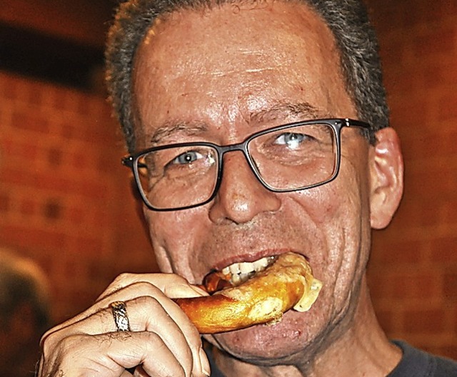 Alexander Vos hatte einen der begehrten Ksebretzel ergattert.  | Foto: Jutta Schtz