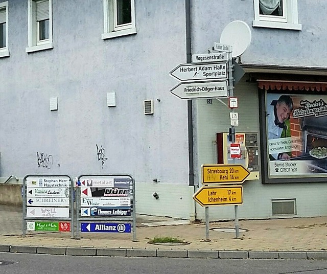 Der Schilderwirrwarr an der Ecke Kehle...e in Altenheim soll entwirrt werden.   | Foto: Gemeinde