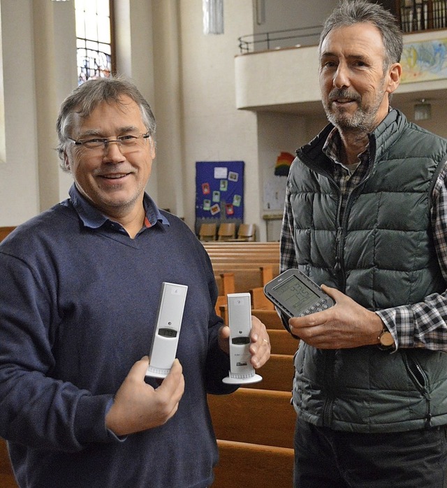 Pfarrer Joachim Kruse (links) und Callum MacKerracher zeigen die Datenlogger.  | Foto: Horatio Gollin
