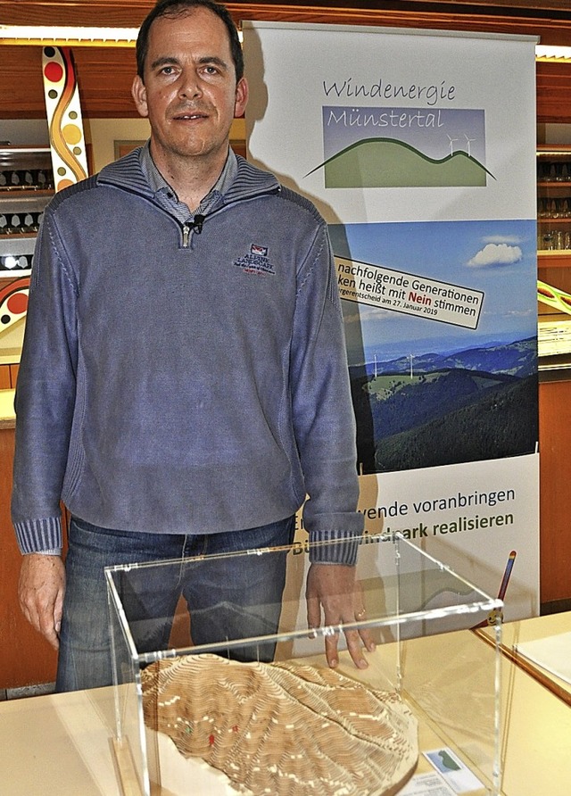 Nico Goldscheider mit einem Modell des Breitnauer Kopfs   | Foto: Rainer Ruther