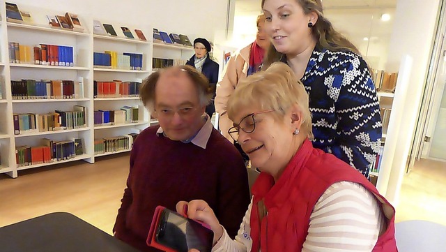 Berater Karl-Heinz Frorath, Christine ...martphone-Nutzerin Brigitte Reimann.   | Foto: Anne Freyer