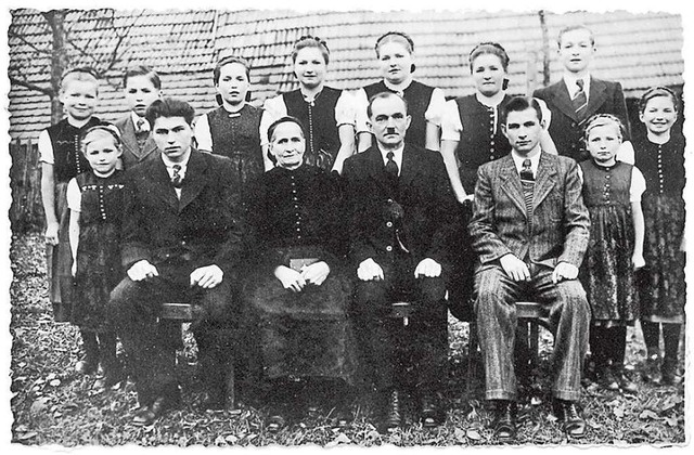 Die Geschwister Volk auf diesem Bild bei der Silberhochzeit ihrer Eltern 1951...  | Foto: Privat