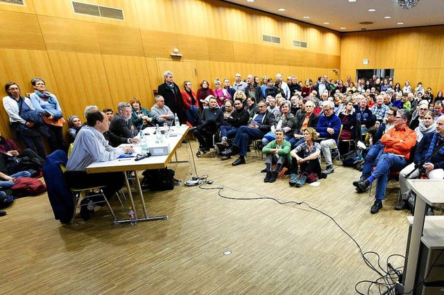 Zur Podiumsdiskussion mit Manfred Krb...ch rechts) war der Saal brechend voll.  | Foto: Thomas Kunz