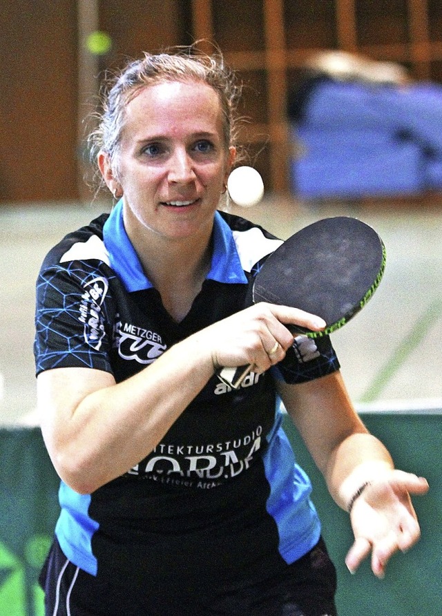 Katja Wiedemann beim Aufschlagspiel an der Platte.   | Foto: Gnter Salzmann