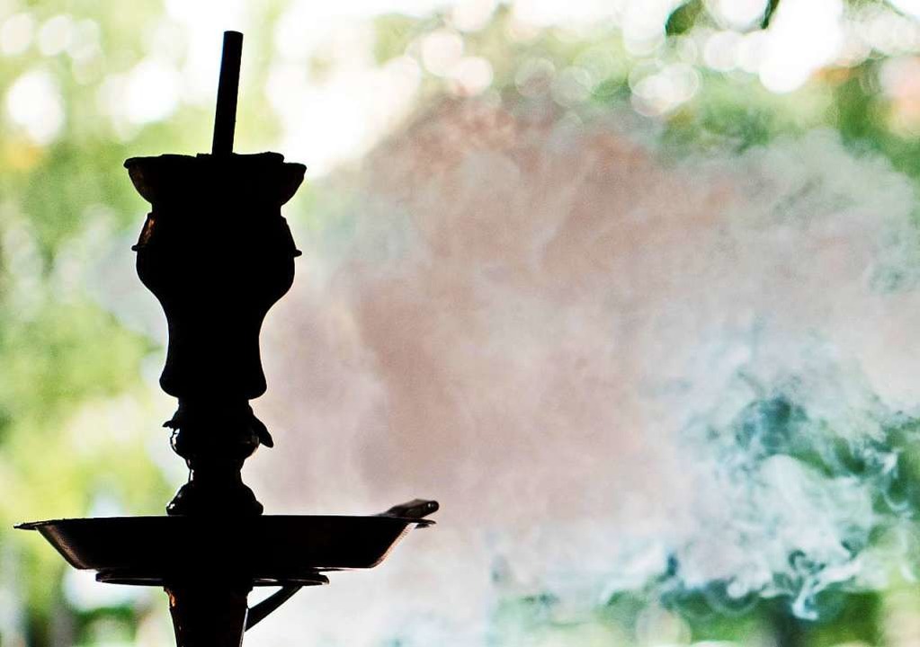 Eine Shisha &#8211; die Wasserpfeife w...fs in Freiburg zum Rauchen angeboten.  | Foto: dpa
