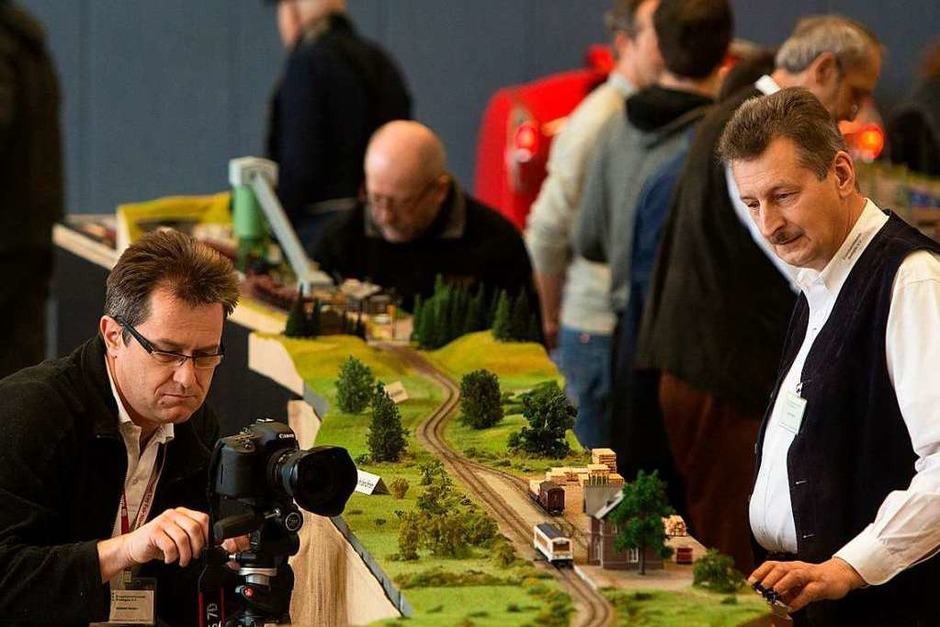 Männer, die auf Züge starren: Eindrücke von der Modellbahnausstellung der Eisenbahnfreunde Breisgau in Mundingen (Foto: Patrik Müller) Männer, die auf Züge starren: Eindrücke von der Modellbahnausstellung der Eisenbahnfreunde Breisgau in Mundingen (Foto: Patrik Müller)