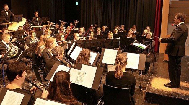 Das symphonische Blasorchester der Sta...e die Jubilumsfeier in der Festhalle.  | Foto: Martin Wunderle