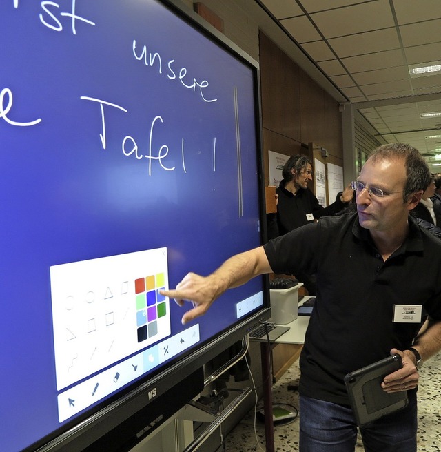 Matthias Buss erlutert die neue Touchscreen-Tafel.   | Foto: Dorothee Philipp