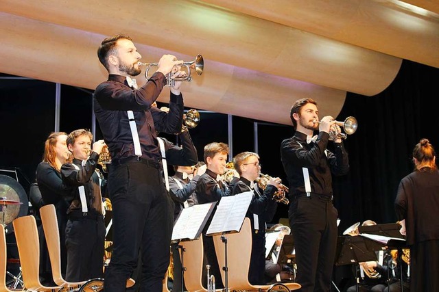 Schwarz gekleidet mit weien Fliegen u...die bayrische Brass-Band-Akademie vor.  | Foto: Hansjrg Bader