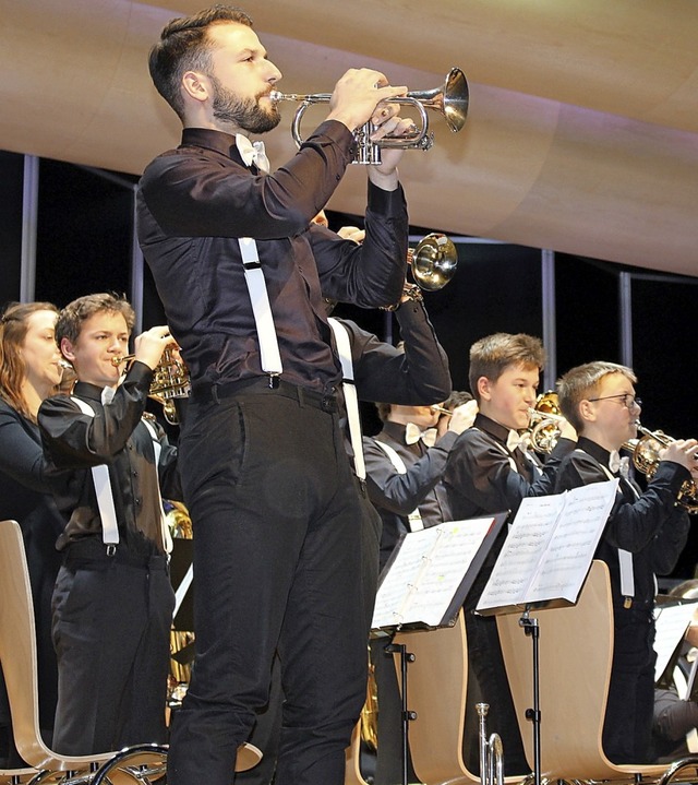 Schwarz gekleidet mit weien Fliegen u...sche Brass-Band-Akademie in Wehr vor.   | Foto: Hansjrg Bader